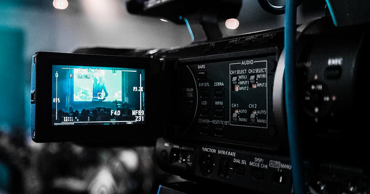 Kamera produksi dengan panel input audio di lokasi syuting